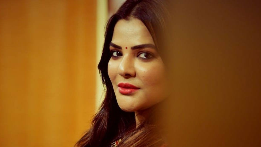 বেলঘরিয়ার দেওয়ানপাড়ার আটপৌরে একটা বাগানঘেরা বাড়ি। এখানেই মা মিনতি মুখোপাধ্যায়ের সঙ্গে থাকতেন অর্পিতা মুখোপাধ্যায়। প্রথম জীবনে। পরবর্তী কালে অবশ্য অর্পিতা এই বাড়ি ছাড়েন। 