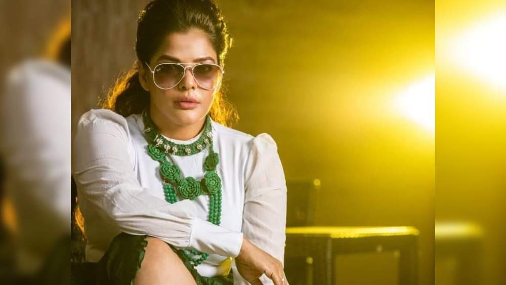 কলেজ জীবনের অর্পিতাকে ‘গো-গেটার’ বলেও উল্লেখ করেছেন সৌমেন, যিনি অর্পিতাকে ২০০২ সাল থেকে চেনেন বলে তাঁর দাবি। ‘গো-গেটার’ অর্থাৎ কোনও কিছু ভেবে নিলে তা আদায় করেই ছাড়া।