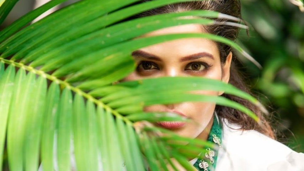 অভিনয় জগৎ সূত্রে জানা গিয়েছে, ২০০৪ সাল নাগাদ মডেলিং করা শুরু করেন অর্পিতা। প্রথম অভিনয় ২০১০ সালে। তবে তত দিনে নাকি ঝাড়গ্রামের বাসিন্দা এক চলচ্চিত্র প্রযোজকের সঙ্গে ঘনিষ্ঠতা তৈরি হয় তাঁর। কিছু দিন এক সঙ্গে ছিলেন বলেও শোনা যায়। যদিও সেই সম্পর্ক টেকেনি বেশি দিন।