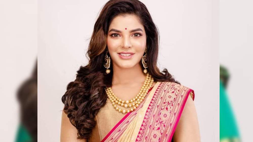 সেই অনুপ তাঁর ছবির অভিনেত্রীর বাড়ি থেকে সাড়ে ২২ কোটি টাকা উদ্ধারের খবরে চমৎকৃত। আনন্দবাজার অনলাইনকে তিনি বলেন, ‘‘আমার ‘মামা-ভাগ্নে’, ‘প্রতিদ্বন্দ্বী’, ‘বাংলা বাঁচাও’ ছবিতে পরপর কাজ করেছিলেন অর্পিতা। তার পরে আর যোগাযোগ রাখেননি। ১২ বছর পরে খবরের শিরোনামে তিনিই! জেনে অবাক লাগছে।’’ তার পরেই দাবি, ‘‘লোভ মানুষকে কোথায় নামিয়ে আনে।’’