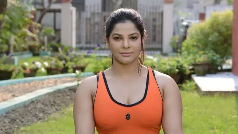 সংঘমিত্রা জানান, ২০১৩ সাল পর্যন্ত তাঁর সঙ্গে নিয়মিত যোগাযোগ ছিল অর্পিতার। কী ধরনের ছবি করবেন, সে ব্যাপারে তাঁর সঙ্গে আলোচনাও করতেন। সংঘমিত্রা বলেন, ‘‘২০১৩ সালে আমি বিজেপিতে যোগ দেওয়ার পরে আমার সঙ্গে ওর যোগাযোগ একেবারেই কমে যায়।’’