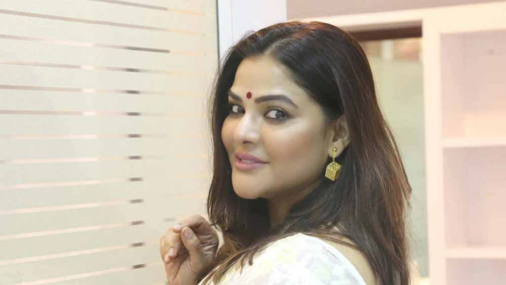 কেমন অভিনয় প্রতিভা ছিল? সঙ্ঘমিত্রা বলেন, ‘‘শুধু অভিনয়টাই করলে ও অনেক দূর যেতেই পারত। রূপের পাশাপাশি অভিনয় দক্ষতাও ছিল। কিন্তু সবচেয়ে বেশি ছিল উচ্চাকাঙ্ক্ষা। ও শুরু থেকেই বেশি উপার্জনের জন্য অন্য ভাষায় ছবি করার কথা বলত।’’