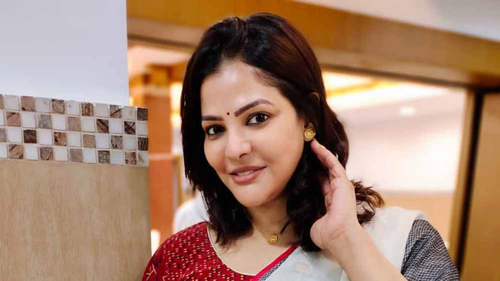 যদিও অর্পিতা কোন ব্র্যান্ড বা পণ্যের মুখ তা জানা যায়নি। তবে তার নাম জানা গিয়েছিল। সিনেমার দৌলতে নয়। সম্পূর্ণ অন্য কারণে। ২০১২ সালই রাজ্যের মন্ত্রী পার্থের ‘ভাল বন্ধু’ বলে অর্পিতার নাম প্রকাশ্যে এসেছিল একবার।  