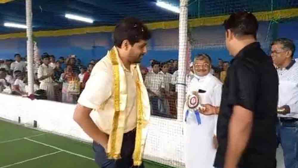 চুঁচুড়ায় হুগলি ডিস্ট্রিক্ট স্পোর্টস অ্যাসোসিয়েশনে ইন্ডোর অ্যাস্ট্রো স্টার্ফের উদ্বোধন করলেন অভিষেক।