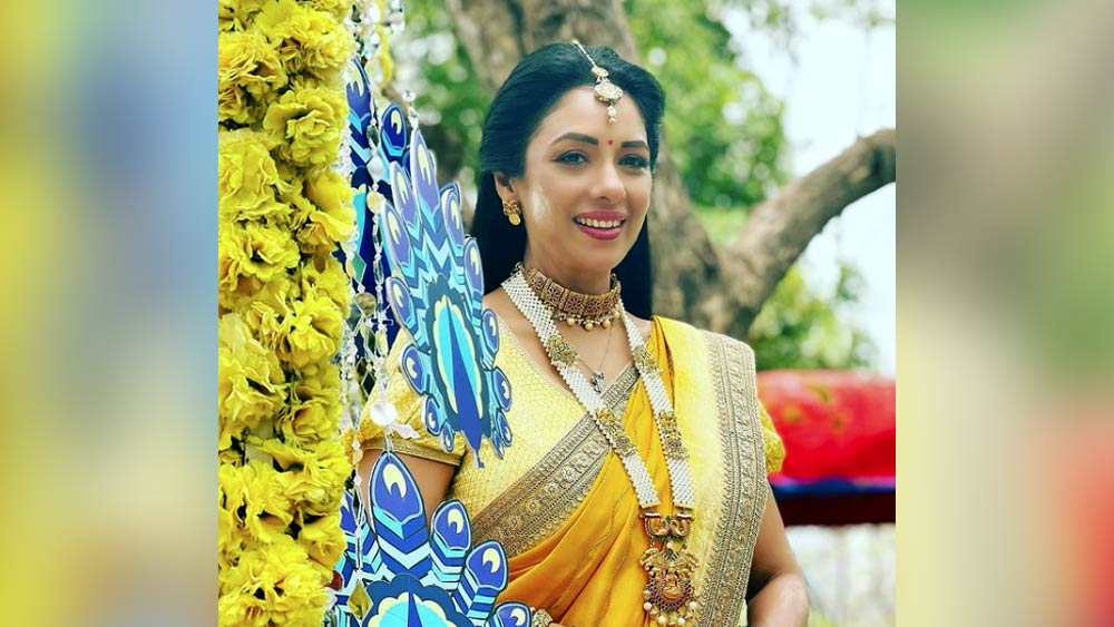 তাঁদের সংসারে আর্থিক অনটন শুরু হওয়ায় সংসারের অভাব পূরণের জন্য বিভিন্ন কাজ করতে শুরু করেন রূপালি। কখনও তিনি হোটেলের কর্মী হিসাবে কাজ করেছেন, কখনও কেটারিং-এর কাজের সঙ্গে যুক্ত থেকেছেন অভিনেত্রী।