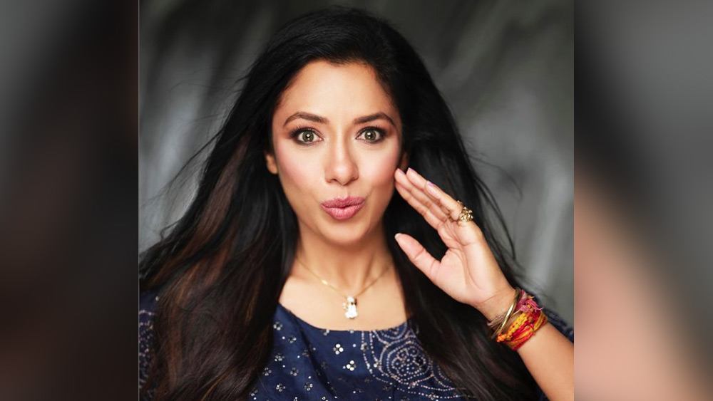 সাক্ষাৎকারে অভিনেত্রী এ-ও জানান, তাঁর বাবা যে হোটেলে অতিথি হিসাবে এসেছিলেন, পরিস্থিতির কারণে সেই হোটেলেই টেবিলে টেবিলে গিয়ে খাবার পরিবেশন করেছিলেন তিনি।