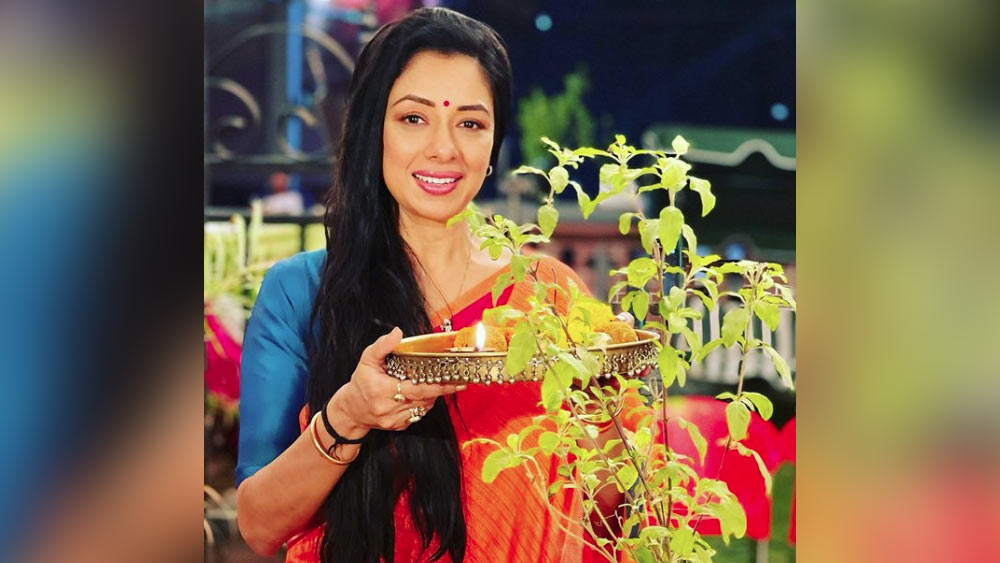 সেই সময় অর্থ উপার্জনের জন্য বিভিন্ন বিজ্ঞাপন মাধ্যমেও কাজ করেছিলেন রূপালি। কর্মসূত্রেই তাঁর জীবনসঙ্গীর সঙ্গে প্রথম আলাপ হয় রূপালির। তিনিই অভিনেত্রীকে পরামর্শ দেন ছোটপর্দায় অভিনয়ের জন্য চেষ্টা করতে। তাঁর পরামর্শ মেনেই এগিয়ে যান রূপালি।