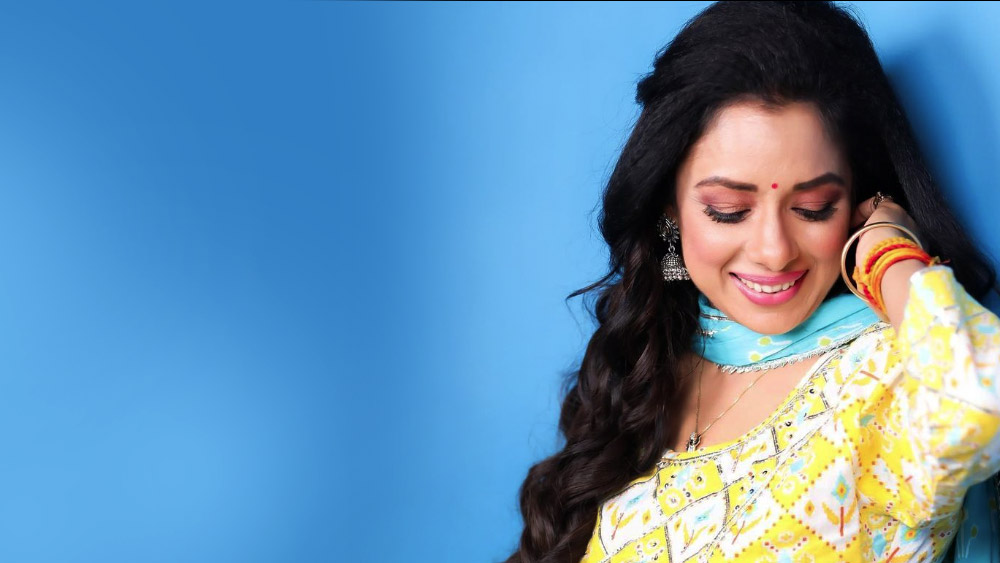 ২০০০ সালে ‘সুকন্যা’ ধারাবাহিকের মাধ্যমে ছোটপর্দায় তাঁর যাত্রা শুরু। তার পর কেরিয়ার জীবনে তাঁকে আর পিছন ফিরে তাকাতে হয়নি। রূপালি সব সময় তাঁর বাবাকেই জীবনের পথপ্রদর্শক হিসাবে মেনেছেন।