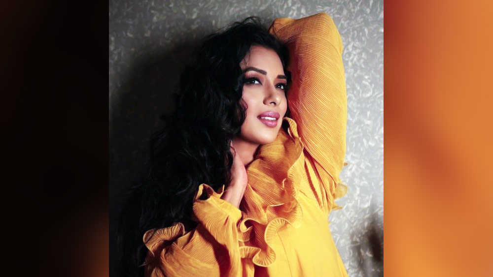 কিন্তু তিনি কোনও কিছুর ভ্রুক্ষেপ না করে নিজের সিদ্ধান্তে অটল থেকেছেন। তবে, ২০১৬ সালে তাঁর বাবা মারা যাওয়ার পর মানসিক দিক দিয়ে ভেঙে পড়েন অভিনেত্রী। কাজে ফিরলে মন ভাল হবে ভেবে তাঁর স্বামীই পরামর্শ দেন আবার নতুন ভাবে ছোটপর্দায় কাজ শুরু করতে।