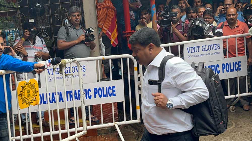 এসএসকেএমের সামনে পার্থের আইনজীবী।