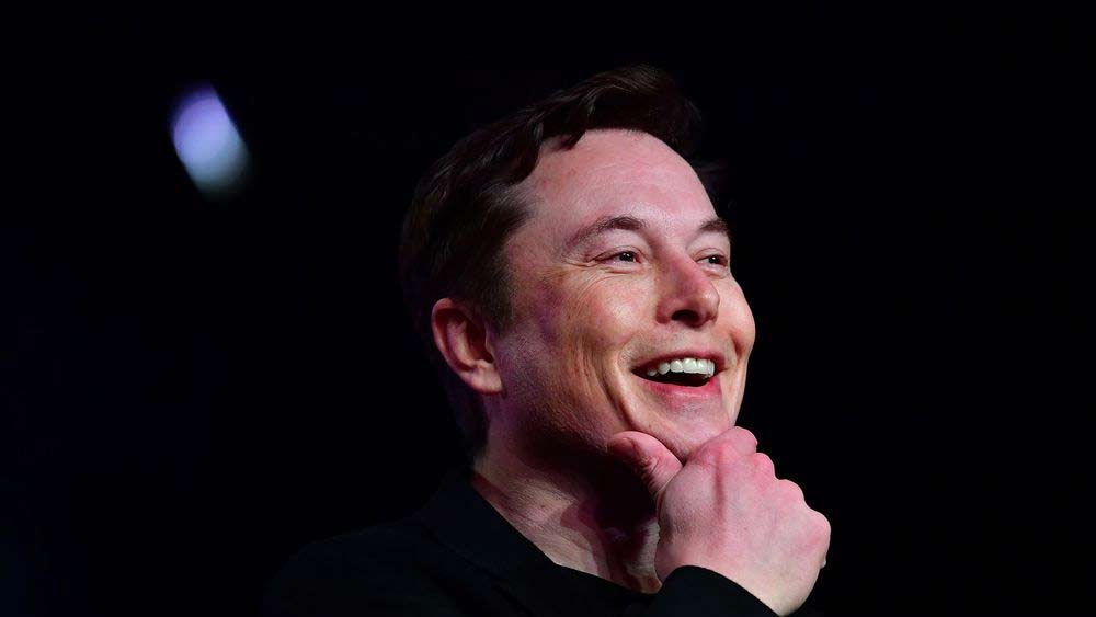 ক’দিন আগে ইলনের বাবা এরোল মাস্কের দাবি ঘিরে শোরগোল পড়ে গিয়েছিল। তিনি বলেছিলেন, ‘‘আমার তিন বছরের কন্যার মা আমারই সৎকন্যা।’’