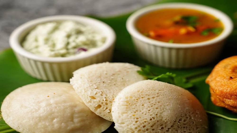 ইডলিতে ক্যালোরির মাত্রা কম। আর তার সঙ্গে যদি রকমারি সব্জি দেওয়া এক বাটি সম্বর খাওয়া যায় তা হলে ডাল ও আনাজের নানা গুণ পাবে শরীর। 