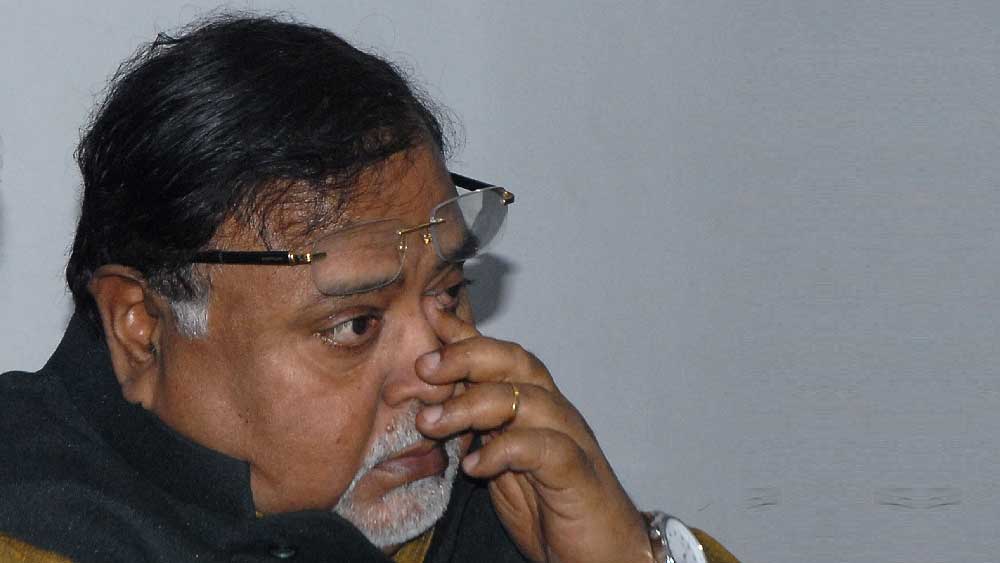 পশ্চিমবঙ্গে এসএসসি নিয়োগ ‘দুর্নীতি’ মামলায় বর্তমান শিল্পমন্ত্রী (প্রাক্তন শিক্ষামন্ত্রী) পার্থ চট্টোপাধ্যায়কে গত শুক্রবার সকাল সাড়ে সাতটা থেকে টানা প্রায় ২৭ ঘণ্টা জিজ্ঞাসাবাদ চলার পর গ্রেফতার করে এনফোর্সমেন্ট ডিরেক্টরেট (ইডি)। গ্রেফতারির পরেই মন্ত্রী শারীরিক ভাবে অসুস্থ বোধ করায় তাঁকে জোকা ইএসআই হাসপাতালে নিয়ে যাওয়া হয়।