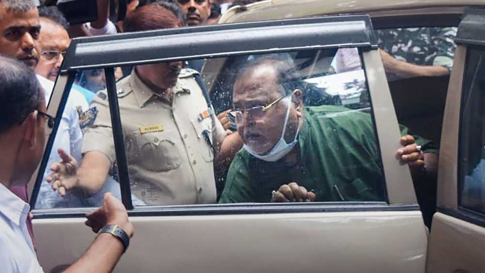 তার পর পার্থকে ব্যাঙ্কশাল আদালতে নিয়ে গেলে নিম্ন আদালত থেকে নির্দেশ দেয় তাঁকে এসএসকেএম হাসপাতালে ভর্তি করানোর জন্য। কিন্তু আদালতের এই নির্দেশে অসন্তুষ্ট হয়ে ইডি শনিবার রাতেই প্রধান বিচারপতি প্রকাশ শ্রীবাস্তবের কাছে দ্রুত শুনানির আর্জি জানায়। ইডি আধিকারিকদের দাবি, হাসপাতালের তরফে তাঁদের কোনও রকম সহায়তা করা হচ্ছে না। এমনকি, প্রভাবশালী ব্যক্তিদের নিরাপদ জায়গা এই হাসপাতাল— এই প্রসঙ্গটিও তোলেন ইডির আইনজীবী।