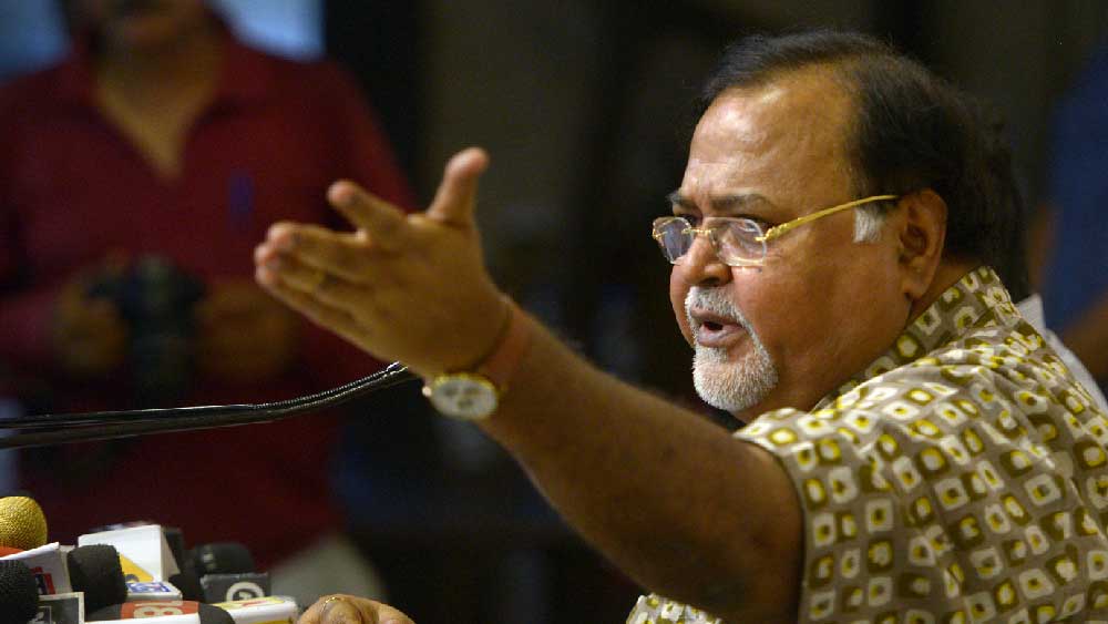 দীর্ঘ বাদানুবাদের পর শুনানির অন্তিম পর্বে বিচারপতি বিবেক চৌধুরী নির্দেশ দেন, সোমবার ভোরেই মন্ত্রীকে এসএসকেএম হাসপাতাল থেকে এয়ার অ্যাম্বুল্যান্সে করে ভুবনেশ্বর এমসে নিয়ে যেতে হবে। পার্থর সঙ্গে যাবেন পার্থর চিকিৎসক ও আইনজীবীও।