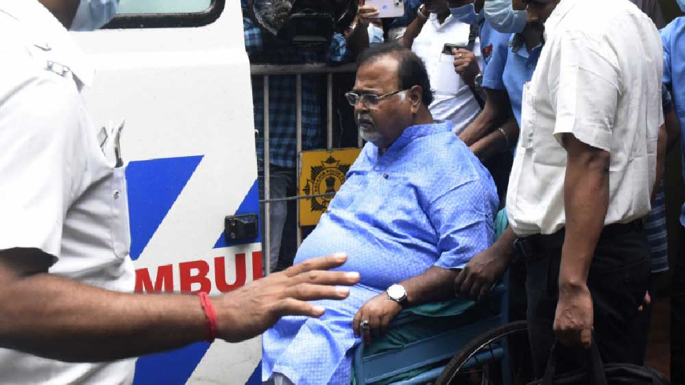 বিচারপতির নির্দেশ মেনেই সোমবার সকাল সাড়ে সাতটা নাগাদ এসএসকেএম হাসপাতাল থেকে অ্যাম্বুল্যান্সে কলকাতা বিমানবন্দরে নিয়ে যাওয়া হয় পার্থকে। কলকাতা বিমানবন্দরে থেকে এয়ার অ্যাম্বুল্যান্সে সকাল ১০টা নাগাদ ভুবনেশ্বর বিমানবন্দরে পৌঁছন পার্থ।