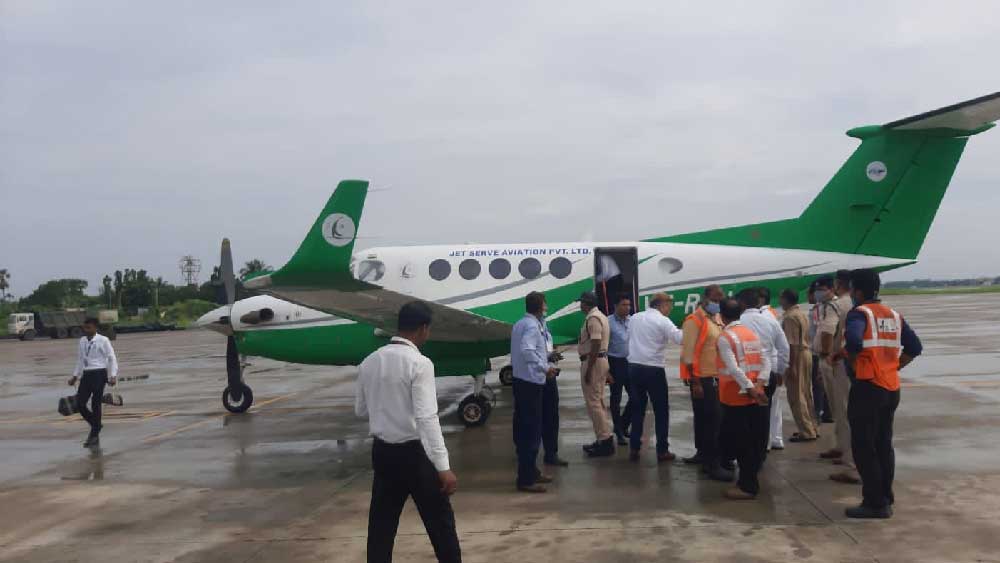 স্থলপথে অ্যাম্বুল্যান্সে কলকাতা থেকে ওড়িশায় পৌঁছতে দশ ঘণ্টারও বেশি সময় লাগে। সময় বাঁচাতে আকাশপথকেই বেছে নেওয়া হয়। প্রায় দেড় থেকে দু’ঘণ্টা সময়েই পৌঁছে যাওয়া যায় ভুবনেশ্বর।