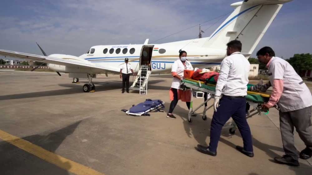 সাধারণত, দুই ধরনের এয়ার অ্যাম্বুল্যান্সের মাধ্যমে পরিষেবা দেওয়া হয়— ১) টার্বো-পপ রেসকিউ প্লেন এবং ২) জেট এয়ারক্রাফ্ট। টার্বো-পপ রেসকিউ প্লেন কম দূরত্বে যাতায়াতের জন্য ব্যবহার করা হয়। এই ধরনের বিমানে ‘রোটারি উইং’ থাকে।