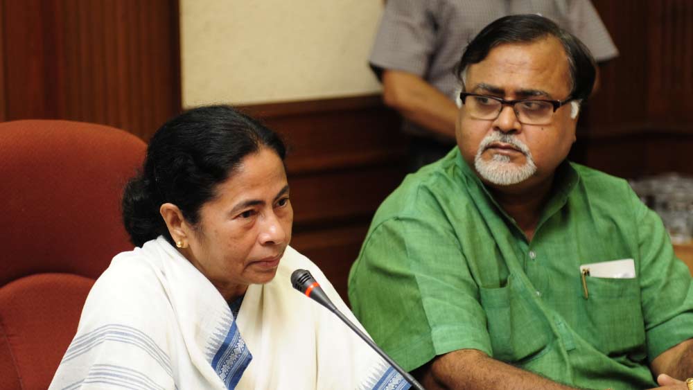 দক্ষিণ কলকাতা জেলা সভাপতি থাকাকালীন পার্থর সঙ্গে আলাপ মমতা বন্দ্যোপাধ্যায়ের। মমতাও তখন যোগমায়া দেবী কলেজে ছাত্র পরিষদের নেত্রী।   