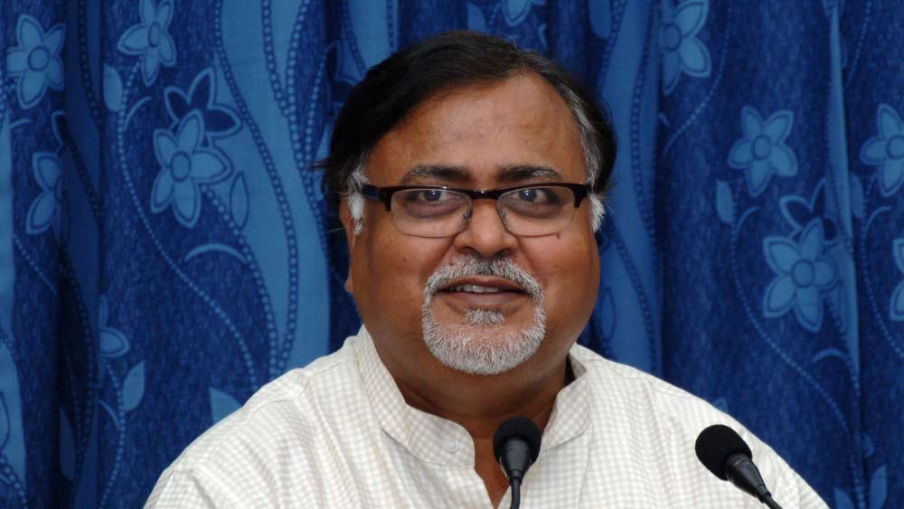 দক্ষিণ কলকাতা জেলা ছাত্র পরিষদের সভাপতি থাকতে থাকতেই ম্যানেজমেন্ট পড়া শুরু করেন পার্থ। পড়াশোনার ব্যস্ততার জেরে রাজনীতি থেকে সরে আসেন। ইস্টবেঙ্গলের কট্টর সমর্থক ছিলেন। ছাত্রাবস্থায় ইস্টবেঙ্গলের খেলা থাকলেই পার্থকে দেখা যেত গ্যালারিতে। পড়াশোনার জন্য রাজনীতি ও খেলার মাঠে যাওয়া দুই-ই ছেড়েছিলেন তিনি। 