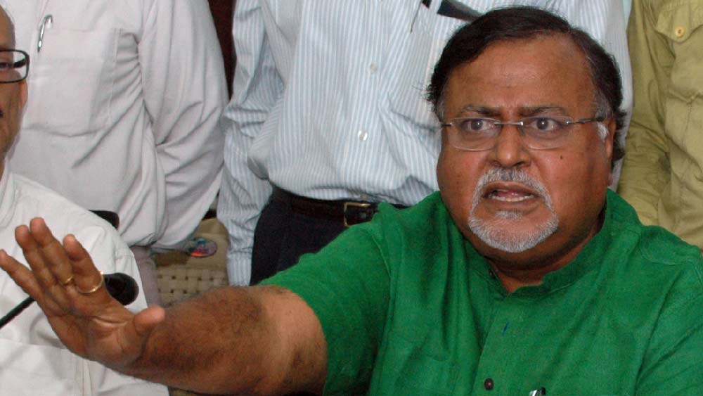 চাকরিতে যোগদানের পর রাজনীতির সঙ্গে যোগাযোগ ছিন্ন হয়ে যায় পার্থর। তবে নব্বইয়ের দশকে মমতা যুব কংগ্রেসের সভানেত্রী হওয়ার পর ফের পার্থর সঙ্গে তাঁর যোগাযোগ শুরু হয়। 