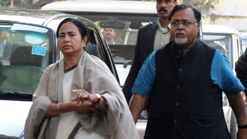 ১৯৯৭ সালের ডিসেম্বরে কংগ্রেস থেকে বহিষ্কৃত হন মমতা বন্দ্যোপাধ্যায়। ১৯৯৮ সালের ১ জানুয়ারি পথচলা শুরু করে মমতার নেতৃত্বাধীন তৃণমূল। বেসরকারি সংস্থায় বড় বেতনের চাকরি ছেড়ে পার্থ যোগদান করেন তৃণমূলে। 