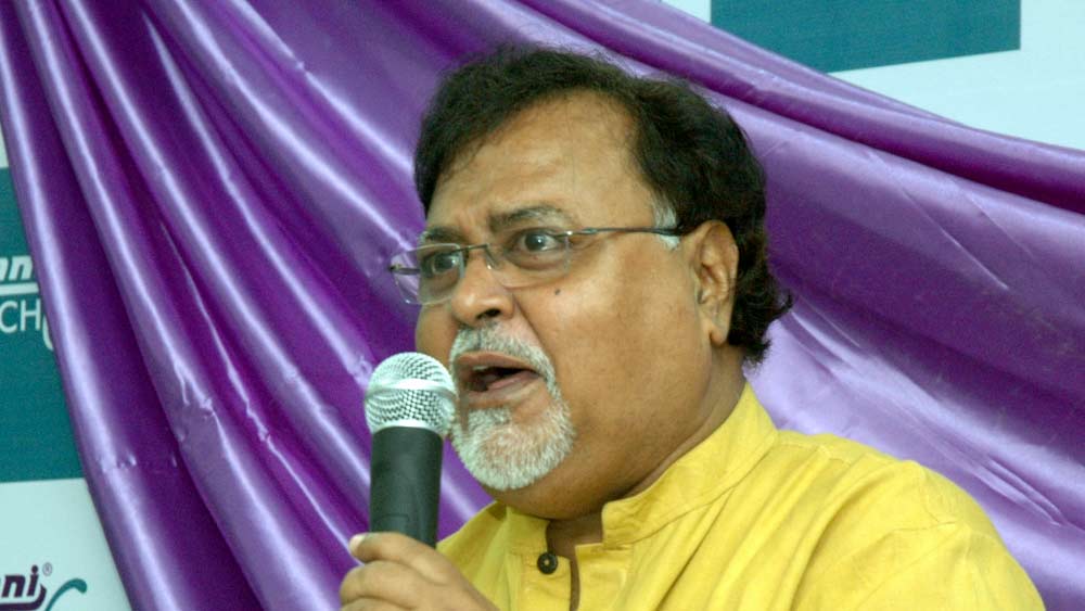 ২০০১ সালের বিধানসভা নির্বাচনে বেহালা পশ্চিম কেন্দ্রে প্রার্থী হিসেবে মমতার প্রথম পছন্দ ছিলেন ফুটবলার প্রসূন বন্দ্যোপাধ্যায়। কিন্তু তিনি ভোটে না দাঁড়াতে চাওয়ায় মমতা বেহালা পশ্চিমে প্রার্থী করেন পার্থকে। প্রথম বার ভোটে দাঁড়িয়েই জেতেন তিনি।  