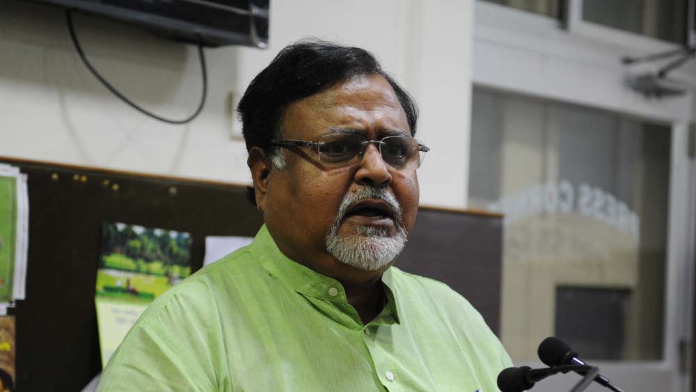  ২০০৫ সালের পুরসভা নির্বাচনের আগে সুব্রত মুখোপাধ্যায় তৃণমূল ছেড়ে বেরিয়ে গিয়ে পৃথক মঞ্চ গড়ে কংগ্রেসের সঙ্গে জোট গড়ে ভোটে লড়ার সিদ্ধান্ত নেন। সেই সময় মমতার নির্দেশে সিপিএমের মেয়র পদপ্রার্থী বিকাশরঞ্জন ভট্টাচার্যের বিরুদ্ধে ১০০ নম্বর ওয়ার্ডে প্রার্থী হন পার্থ। কিন্তু হেরে যান তিনি। 