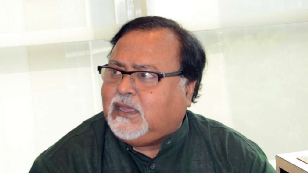 পরে শিল্প ও বাণিজ্য দফতর পার্থের হাত থেকে নিয়ে তৎকালীন অর্থমন্ত্রী অমিত মিত্রকে দেন মমতা। মুখ্যমন্ত্রীর এমন সিদ্ধান্তের পর মানসিক ভাবে ভেঙে পড়েছিলেন পার্থ। তবে বছর ঘুরতে না ঘুরতেই ব্রাত্য বসুর হাত থেকে শিক্ষা দফতরের দায়িত্ব আসে পার্থের হাতে।  