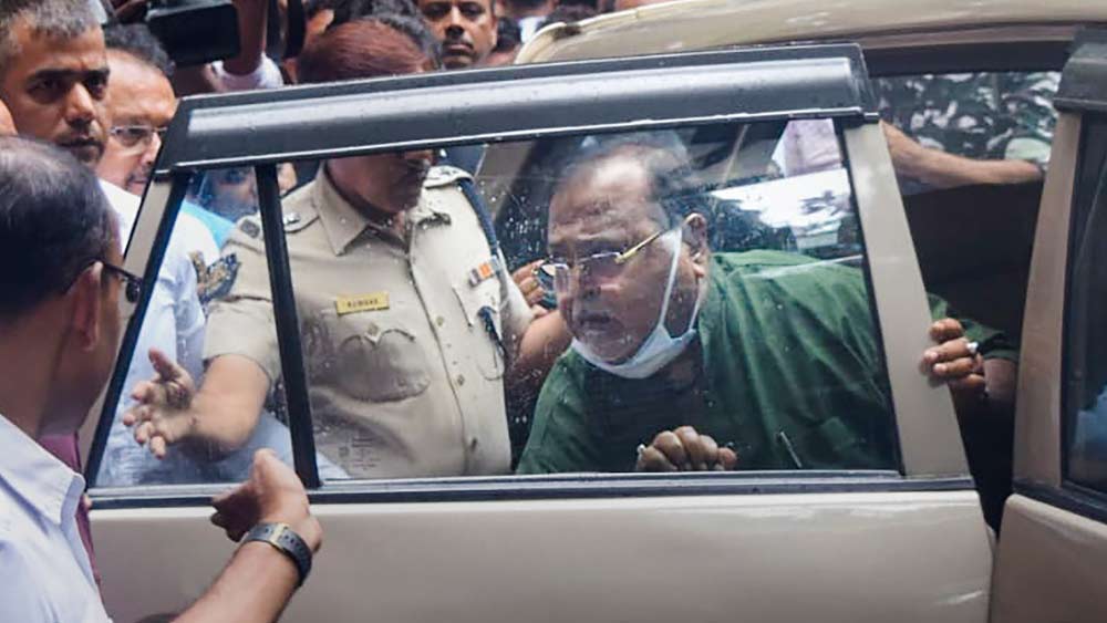 গত ১৯ মে প্রথম বার এসএসসি দুর্নীতি মামলায় সিবিআইয়ের মুখোমুখি হন পার্থ। পরে আরও এক বার সিবিআইয়ের কাছে হাজিরা দিয়েছিলেন তিনি। শুক্রবার সকালে ইডি তাঁর বাড়িতে হানা দেয়। ২৭ ঘণ্টা জেরার পর শনিবার সকালে গ্রেফতার করা হয় পার্থকে। এর ঠিক ছ’দিন পরে অর্থাৎ বৃহস্পতিবার পার্থকে মন্ত্রিত্ব থেকে সরানো হল। তৃণমূলের শৃঙ্খলারক্ষা কমিটি পার্থকে নিয়ে কোনও সিদ্ধান্ত নেওয়ার আগেই দলনেত্রী মমতা সিদ্ধান্ত জানিয়ে দিলেন, পার্থ আর তাঁর মন্ত্রিসভায় নেই।