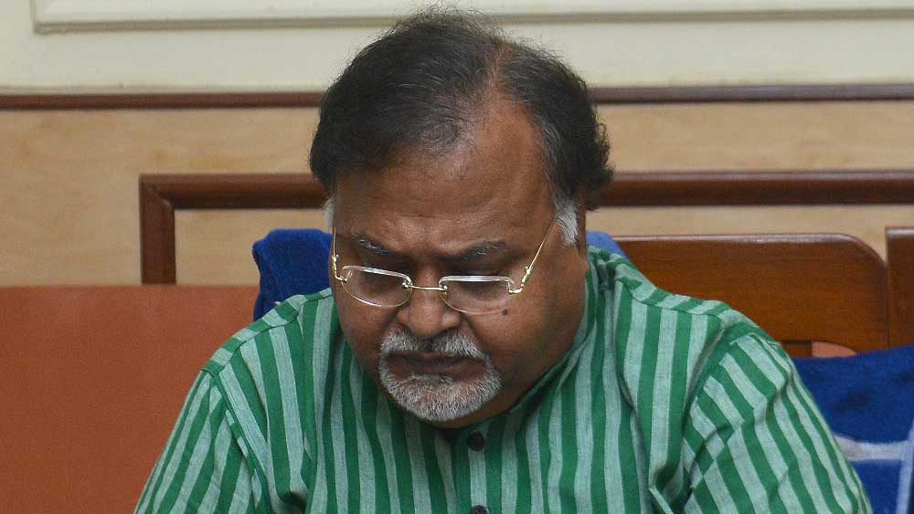 রাজ্যের প্রাক্তন শিক্ষামন্ত্রী (অধুনা শিল্পমন্ত্রী) তথা শাসকদল তৃণমূলের মহাসচিব পার্থ চট্টোপাধ্যায় এবং তাঁর ‘ঘনিষ্ঠ’ অর্পিতা মুখোপাধ্যায়ের গ্রেফতারি। তার আগে অর্পিতার ফ্ল্যাট থেকে উদ্ধার প্রায় ২২ কোটি টাকা-সহ বিপুল অর্থ-গয়না। এর মধ্যে কেটে গিয়েছে দু’দিনের বেশি। এই দু’দিনের ঘটনাপ্রবাহে কী কী জানা গেল?   