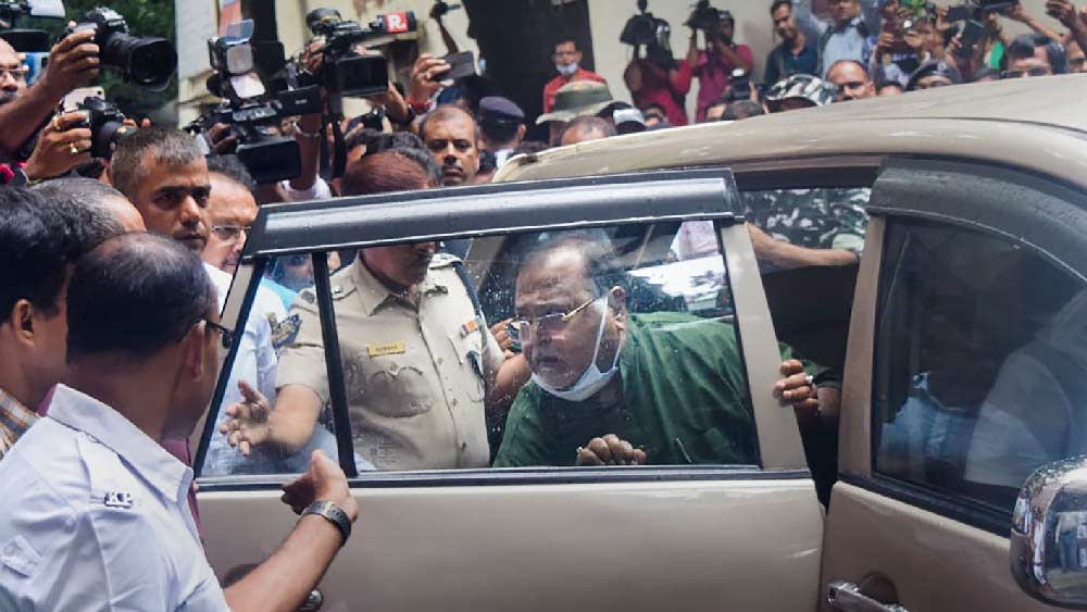 শুক্রবার সকাল সাড়ে ৭টা। নিজের নাকতলার বাড়িতে তখন ঘুমিয়ে পার্থ। তত ক্ষণে তাঁর বাড়ির দোরগোড়ায় পৌঁছে গিয়েছেন এনফোর্সমেন্ট ডিরেক্টরেট (ইডি)-র আধিকারিকেরা। পার্থকে কার্যত ঘুম থেকে ডেকে তুলে শুরু করেছিল জিজ্ঞাসাবাদ। সঙ্গে চলছিল তাঁর বাড়ির তল্লাশিও।