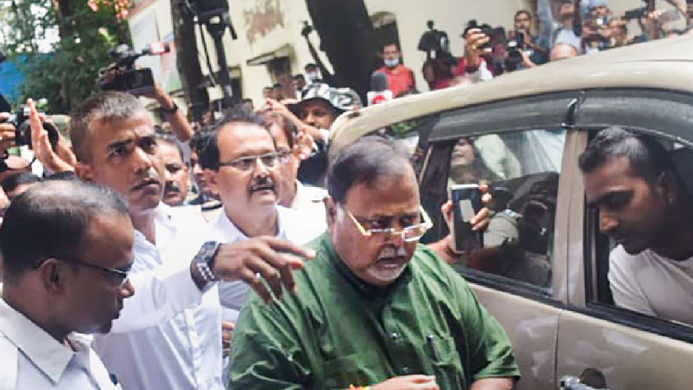 পার্থর বাড়ির পাশাপাশি সে সময় অর্পিতার টালিগঞ্জের ফ্ল্যাটে, রাজ্যের শিক্ষা প্রতিমন্ত্রী পরেশ অধিকারীর মেখলিগঞ্জের বাড়িতে, প্রাথমিক শিক্ষা পর্ষদের অপসারিত সভাপতি তথা তৃণমূল বিধায়ক মানিক ভট্টাচার্য, চন্দন মণ্ডল ওরফে রঞ্জন-সহ মোট ১৪ জায়গায় পৌঁছে গিয়েছিল ইডি।