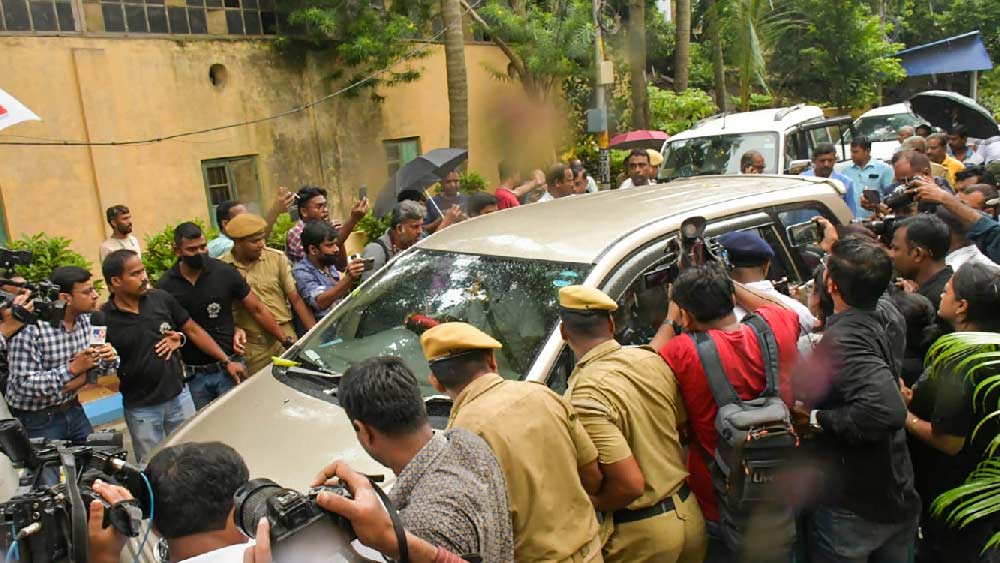 ইডির মোট ৭৫ জন আধিকারিকের একটি দল শুক্রবার সকাল থেকে তল্লাশি অভিযানে নেমেছিল। সেই অভিযানের অঙ্গ হিসাবেই দলটি পৌঁছেছিল পার্থর জামাইয়ের মামা কৃষ্ণচন্দ্র অধিকারীর বাড়িও। পশ্চিম মেদিনীপুরের পিংলায় খিরিন্দা গ্রামের মধ্যপাড়ায় পুরোহিত থেকে ‘উদ্যোগপতি’ হয়ে ওঠা কৃষ্ণচন্দ্রের বাড়িতে চলেছিল ১১ ঘণ্টার টানা তল্লাশি।