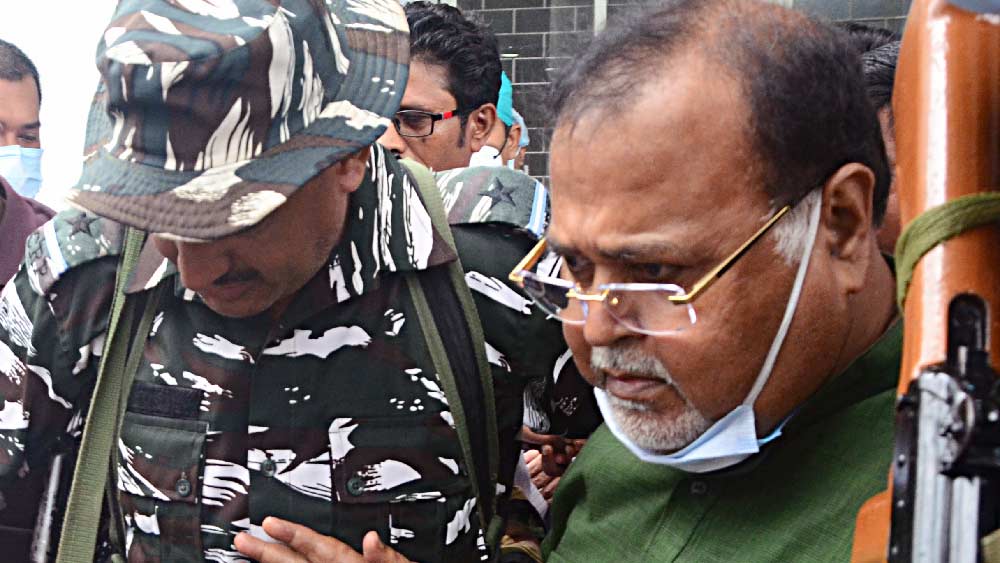 পার্থ বা তাঁর আত্মীয় ছাড়াও এসএসসি-র প্রাক্তন চেয়ারম্যান সৌমিত্র সরকার-সহ তিন প্রাক্তন উপদেষ্টা শান্তিপ্রসাদ সিংহ, কল্যাণময় গঙ্গোপাধ্যায়, সমরজিৎ আচার্য, প্রাথমিকের সচিব রত্না চক্রবর্তী বাগচী, শিক্ষা দফতরের প্রাক্তন অধিকর্তা একে সরকার এবং চন্দন মণ্ডল ওরফে রঞ্জনের বাড়িতে তল্লাশি অভিযান চালায় ইডি।