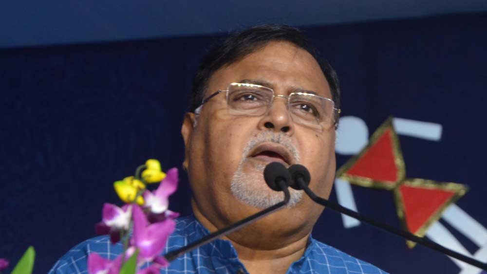 এসএসসি এবং টেট মামলায় দুর্নীতির অভিযোগের তদন্ত করতেই তল্লাশি অভিযান চালানো হয়েছে বলে ইডি সূত্রের দাবি। এই মামলায় কখনও যাঁদের নাম উঠে এসেছে, মূলত তাঁদের বাড়িতেই হানা দেওয়া হয়েছে বলেও দাবি করেছে ওই সূত্র। আয়ের সঙ্গে সম্পত্তির সামঞ্জস্য রয়েছে কি না, সে সব খতিয়ে দেখার জন্যই এই অভিযান বলেও ইডি সূত্রে দাবি।