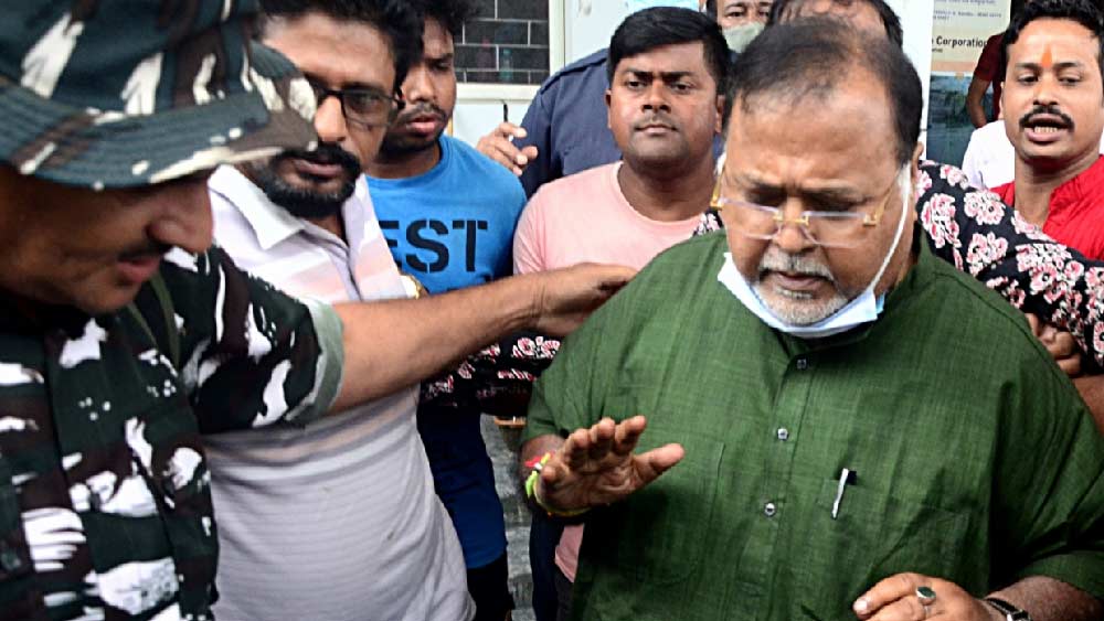শিক্ষক নিয়োগে ‘দুর্নীতি’তে সিবিআইয়ের তদন্তের পাশাপাশি স্বতঃপ্রণোদিত হয়ে মামলা করেছিল ইডি। সূত্রের দাবি, সে সময় থেকে নাকি পার্থ ও তাঁর ঘনিষ্ঠদের উপর নজরদারি শুরু করেছিল ওই কেন্দ্রীয় সংস্থাটি।
