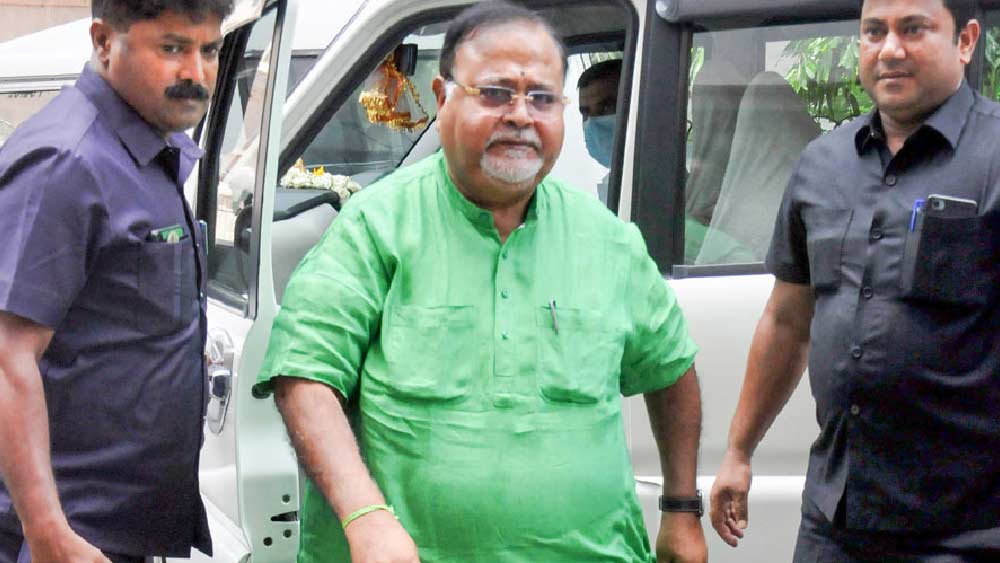 শুক্রবার সকালে পার্থর বাড়িতে ঢোকার পর তল্লাশির পাশাপাশি তাঁকে একটানা জিজ্ঞাসাবাদও করে ইডি। শনিবার গভীর রাত পেরিয়ে গেলেও পার্থর বাড়ি থেকে বার হননি তাঁরা।