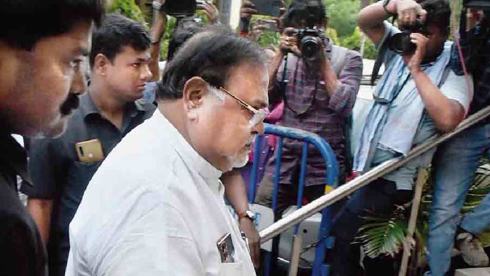 সূত্রের দাবি, তল্লাশির সময় বেশ কয়েকটি কাগজে লেখা একটি নামে চোখ আটকে গিয়েছিল ইডি আধিকারিকদের। ইডি সূত্রে দাবি, সাদা কাগজে অর্পিতার নামের পাশে লেখা ছিল ‘ওয়ান-সিআর’। অন্য আর একটি কাগজে আবার লেখা তারিখ-সহ ‘ফোর-সিআর’।