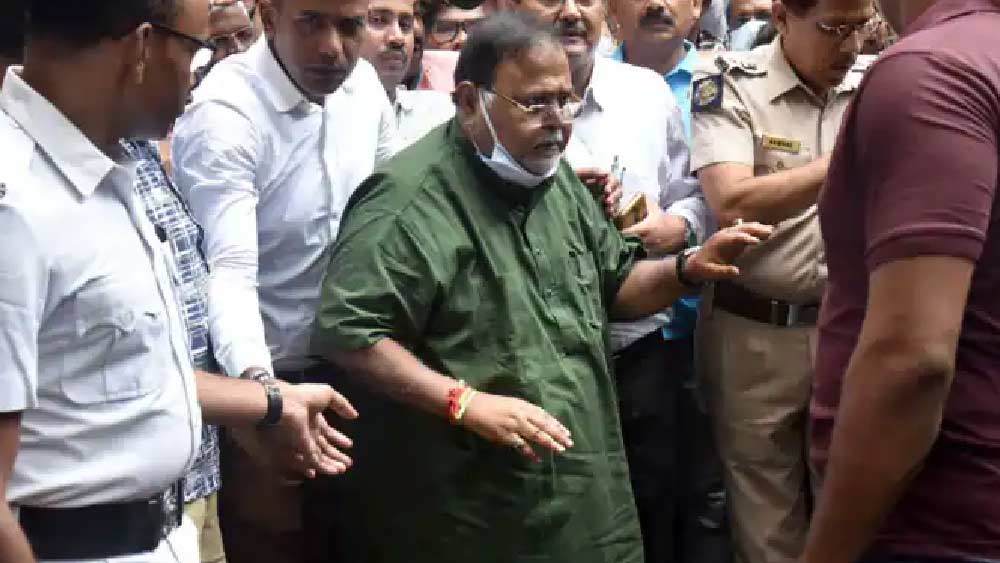 ইডির সূত্র দাবি করে, অর্পিতার ছবিও পাওয়া গিয়েছে পার্থর বাড়ি থেকে। তাতে লেখা ছিল, ‘অর্পিতা ডায়মন্ড পার্ক’। এর পর অর্পিতাকে খুঁজে পেতে বিশেষ বেগ পেতে হয়নি ইডির। টালিগঞ্জের ডায়মন্ড সিটি সাউথ আবাসনের বাসিন্দা অর্পিতা মডেল তথা অভিনেত্রী। প্রসেনজিতের সঙ্গে অভিনয় করতেও দেখা গিয়েছে তাঁকে। তবে টলিপাড়ায় সে ভাবে নিজের পরিচিতি তৈরি করতে পারেননি অর্পিতা।