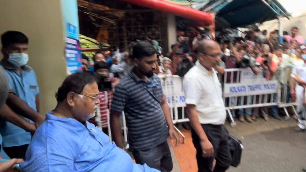 এ হেন অর্পিতাকে দেখা গিয়েছে নাকতলা উদয়ন সঙ্ঘের দুর্গাপুজোর মডেল হিসাবে। যে পুজোর সঙ্গে পার্থর নাম ওতপ্রোত ভাবে জড়িত। খোদ পার্থর পাশে দাঁড়িয়ে অর্পিতার ছবি ভেসে উঠেছে আবারও।