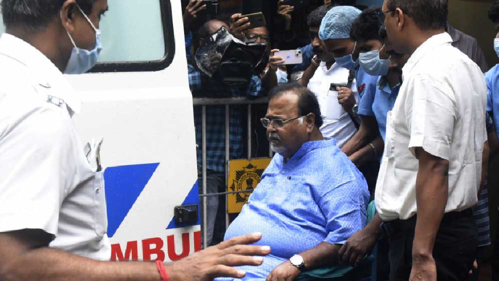 ইডির অভিযানে পার্থর বাড়িতে চমক থাকলে অর্পিতার বাড়ি থেকে উদ্ধার ‘সম্পদে’র বিবরণে কার্যত তাজ্জব হতে হয়েছে আমজনতাকে। বাড়ির শোওয়ার ঘরের দু’টি বস্তায় ভরা ছিল ২০০০ এবং ৫০০ টাকার থরে থরে নোট। খামবন্দি নোটগুলি গুনতে শেষে নোট গোনার যন্ত্র এবং দক্ষ ব্যাঙ্ককর্মীর সাহায্যের প্রয়োজন পড়ে।