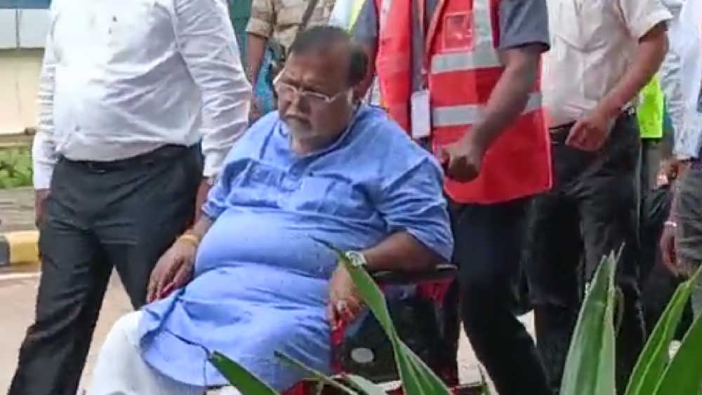 সব মিলিয়ে ২১ কোটি ৯০ লক্ষ টাকা পাওয়া যায় অর্পিতার বাড়িতে। মেলে ৭৬ লক্ষ টাকা মূল্যের গয়না এবং ১ লক্ষ ডলারের নোট। সঙ্গে বহু মোবাইল এবং অংসখ্য নথিপত্র।  অর্পিতার বাড়িই যে নিয়োগ ‘দুর্নীতির কেন্দ্রস্থল’, তেমন দাবি ইডি সূত্রের।