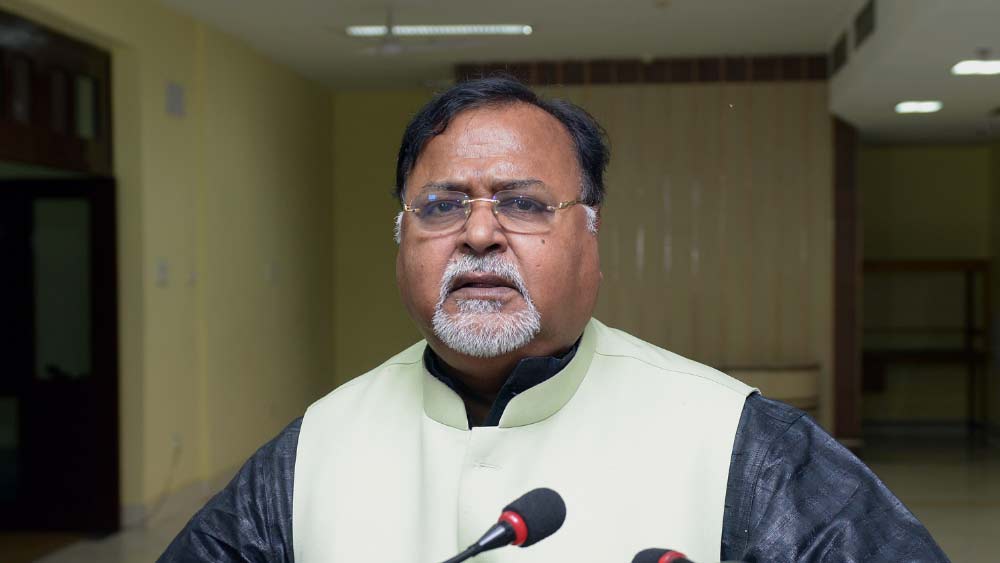 এই জোড়া গ্রেফতারির পরে বিরোধীরা সরব হলেও দলের মহাসচিব এবং মন্ত্রিত্বে পার্থকেই রেখেছে তৃণমূল। যদিও দলনেত্রী মমতা বন্দ্যোপাধ্যায়ের সঙ্গে তাঁর ফোনে যোগাযোগের চেষ্টা ব্যর্থ হয়েছে বলে জানিয়েছেন খোদ পার্থ। অন্য দিকে, তৃণমূলের মুখপাত্র কুণাল ঘোষ জানিয়েছেন, আদালতের বিচারে পার্থ চট্টোপাধ্যায়ের বিরুদ্ধে অভিযোগ প্রমাণিত হলে অবশ্যই ব্যবস্থা নেবে দল।