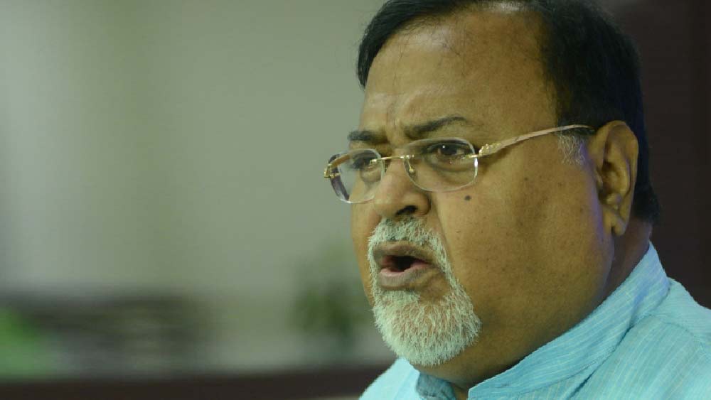 গোটা ঘটনায় ইডির দাবি, বিপুল পরিমাণ টাকা ঘুষের বদলে চাকরি দেওয়া হয়েছে। ওই বিপুল অর্থ বিনিয়োগ করে সম্পত্তি কেনা হয়েছে। ‘‘পেঁয়াজের খোসা ছাড়ালেই যে নতুন তথ্য পাওয়া যাবে’’, তা-ও মনে করছেন ইডির আইনজীবী।