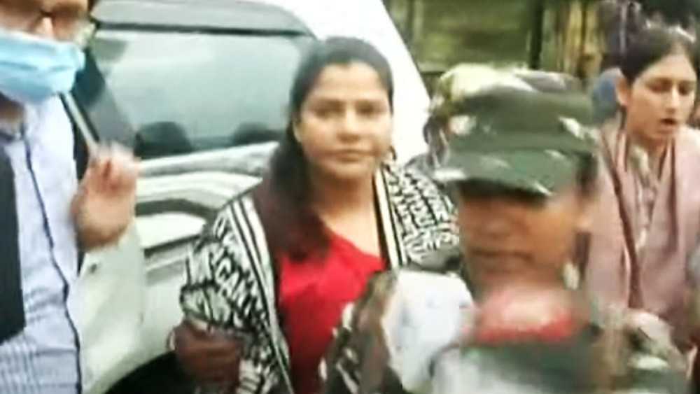 গ্রেফতার করে প্রথমে জোকার ইএসআই হাসপাতালে নিয়ে যাওয়া হয় অর্পিতাকে। সেখানে প্রায় তিন ঘণ্টা ধরে তাঁর স্বাস্থ্যপরীক্ষা চলে। এর পর শনিবার রাতে নিয়ে যাওয়া হয় সল্টলেকের সিজিও কমপ্লেক্সে। সেখানেই ফের শুরু হয় জেরা।