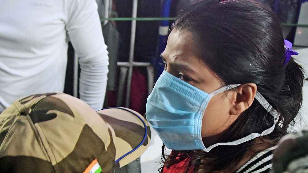 গ্রেফতারির পর নিয়মমাফিক পার্থর শারীরিক পরীক্ষা করানো হয়েছে। অসুস্থ বোধ করায় এসএসকেএম এবং তার পর হুইলচেয়ারে বসিয়ে তাঁকে নিয়ে ভুবনেশ্বরের এমসে উড়ে গিয়েছে বিমান। এই প্রতিবেদন প্রকাশিত হওয়া পর্যন্ত সেখানে এক দফা শারীরিক পরীক্ষা চলছে পার্থর। ইডি হেফাজতে থাকাকালীন পার্থর আচরণ ‘ডনের মতো’, সে অভিযোগও উঠেছে। অন্য দিকে, জোকার ইএসআই হাসপাতালে স্বাস্থ্যপরীক্ষার হয়েছে অর্পিতার।