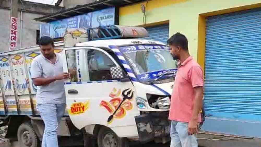 পুলিশ গাড়িটি আটক করেছে।