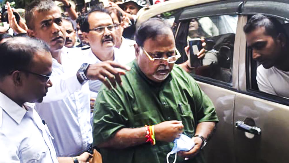 শুক্রবার সকালে পার্থ চট্টোপাধ্যায়ের নাকতলার বাড়িতে পৌঁছে তল্লাশি অভিযান শুরু করেন ইডি অফিসাররা। এসএসসি ‘দুর্নীতি’-কাণ্ডে জড়িত থাকার অভিযোগে ওই দিনেই আরও ১৪ জায়গায় তল্লাশি অভিযান চালায় ইডি। তালিকায় ছিলেন ‘পার্থ-ঘনিষ্ঠ’ অর্পিতা মুখোপাধ্যায়ের অভিজাত আবাসন।