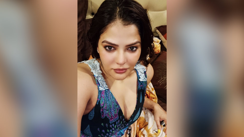 ইডির একটি সূত্র মারফত জানা গিয়েছে, শুক্রবার সন্ধ্যাবেলা তাদের সাত জনের একটি দল সরকারি গাড়িতে চেপে পৌঁছে যায় অর্পিতার টালিগঞ্জের অভিজাত আবাসনে। দলে ছিলেন দু’জন মহিলা আধিকারিক। বিশেষ সূত্রে খবর পেয়েই আধিকারিকরা গিয়েছিলেন সেখানে।